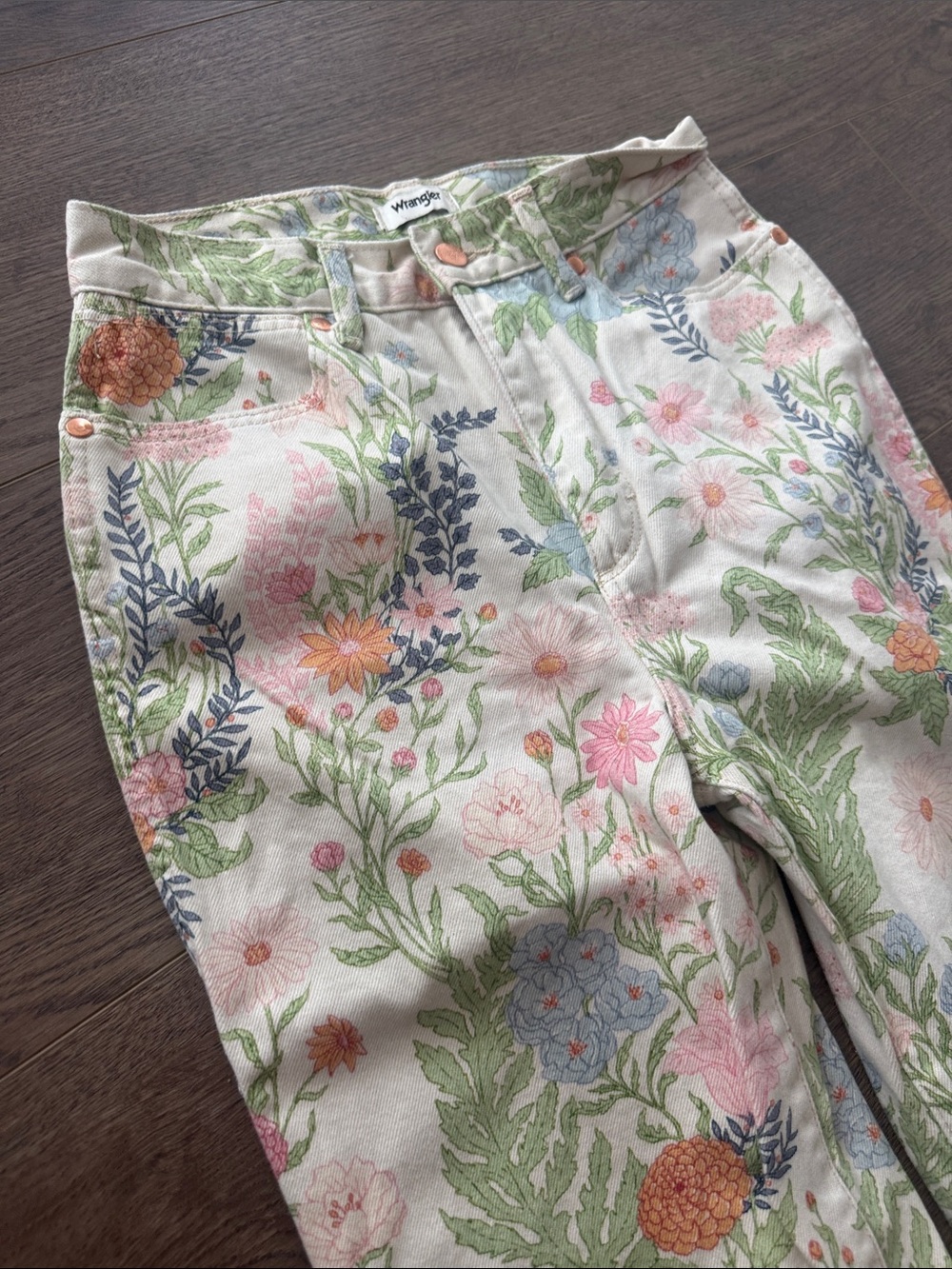 Wrangler Wanderer 626 High-rise flare jeans in floral - Picture 6 of 7